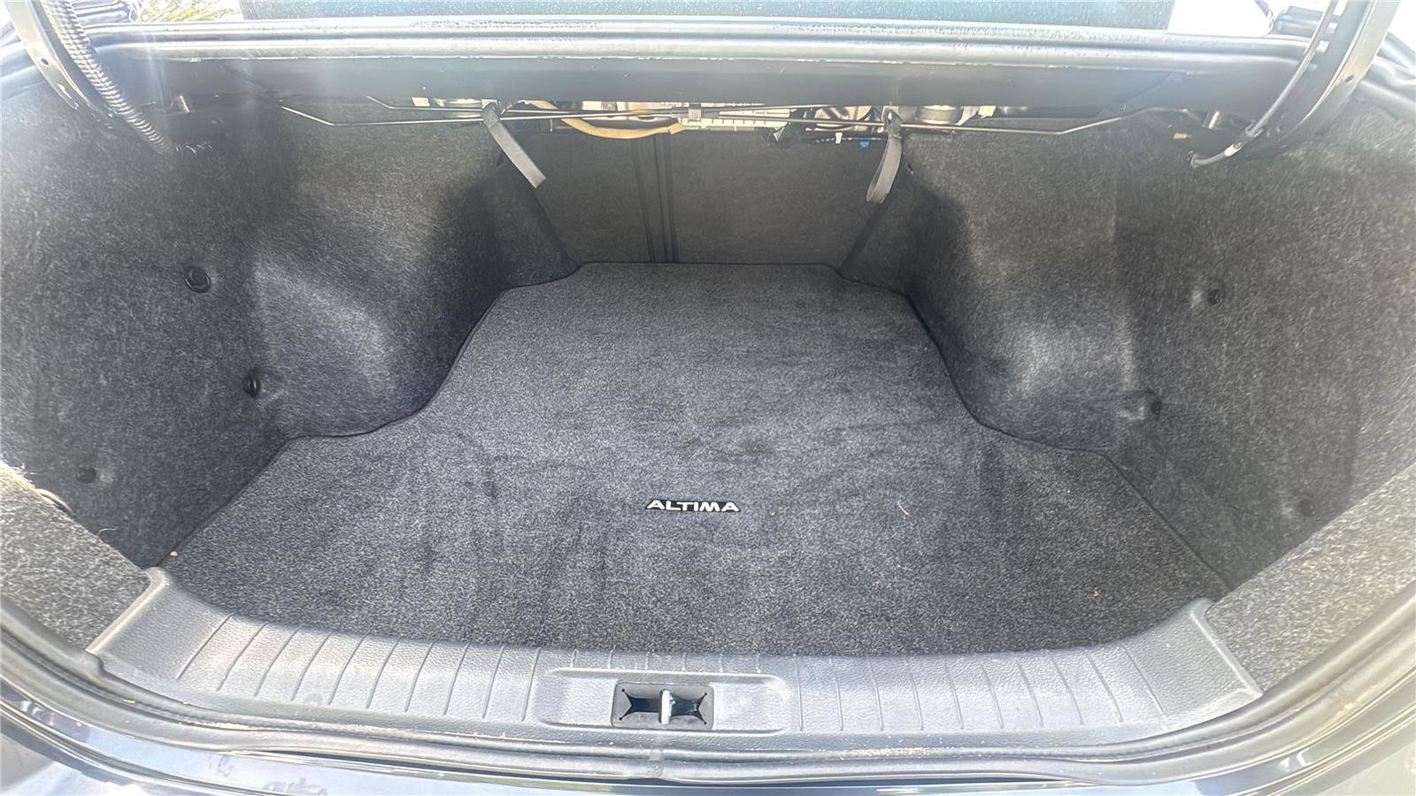 Used 2015 Nissan Altima 2.5 SL w/ Technology Package FWD image 12