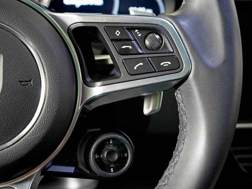 Certified 2022 Porsche Cayenne Platinum Edition image 24