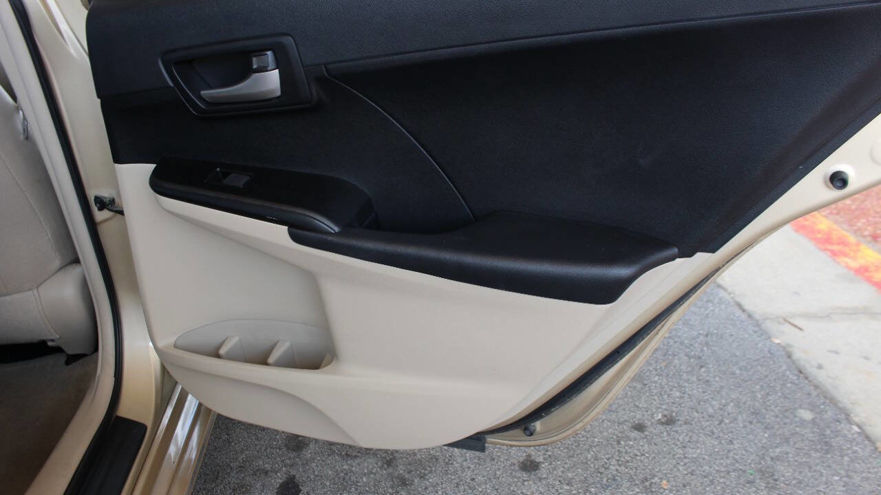 Used 2012 Toyota Camry LE image 30