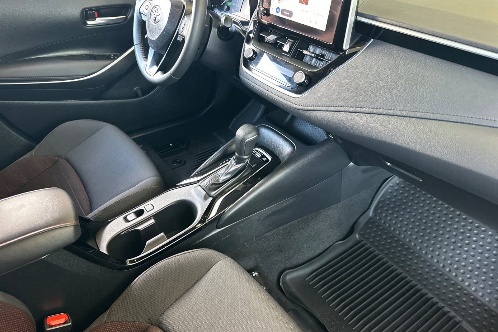 Used 2023 Toyota Corolla SE w/ SE Package image 12