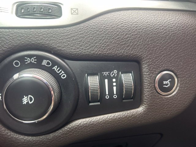 Used 2018 Jeep Cherokee Overland w/ Technology Group AWD/4WD image 22