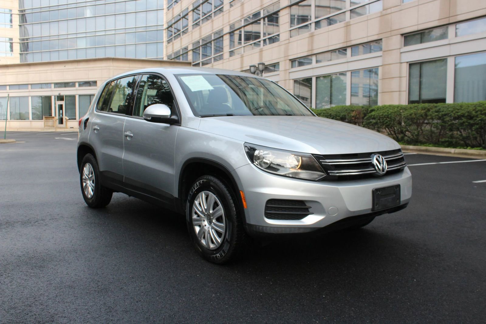 Used 2017 Volkswagen Tiguan S FWD image 1