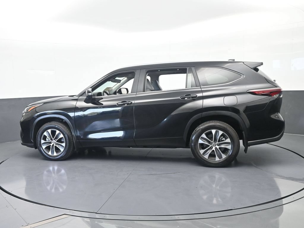 Used 2026 Toyota Highlander XLE AWD/4WD image 3