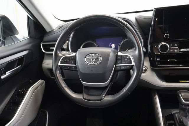 Used 2023 Toyota Highlander XLE AWD/4WD image 16