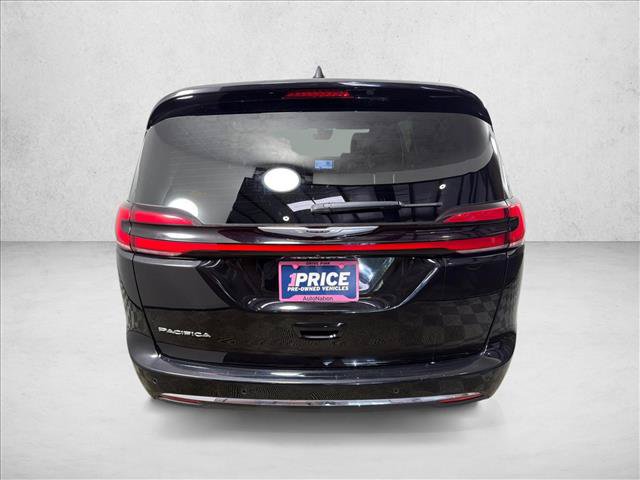 Used 2025 Chrysler Pacifica Select FWD image 4