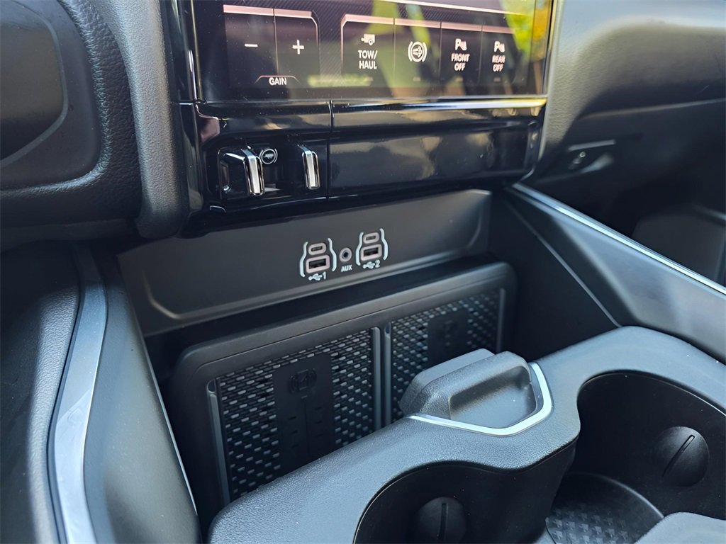 Used 2025 RAM 3500 Laramie image 32