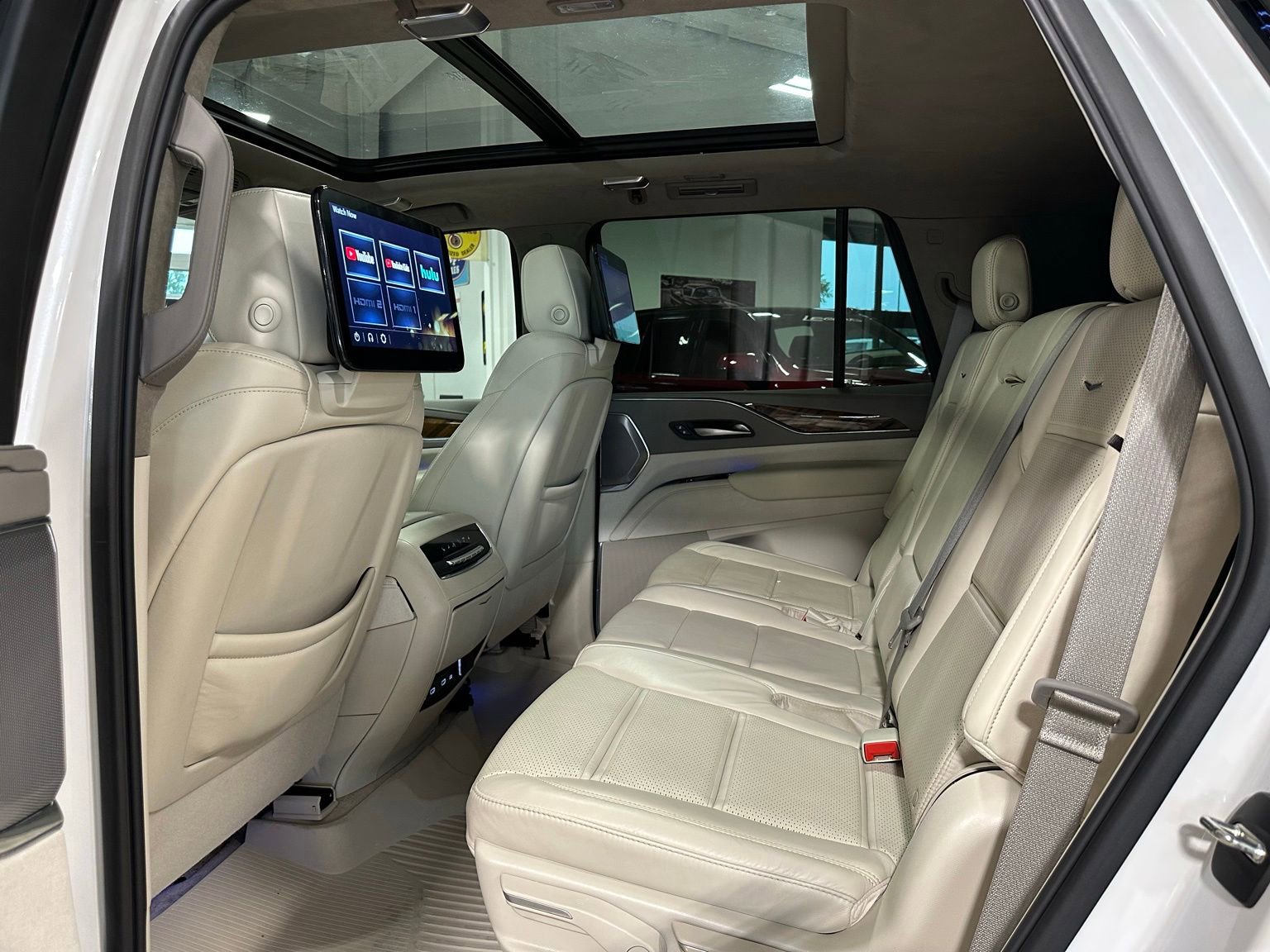 Used 2024 Cadillac Escalade Sport Platinum w/ LPO, ONYX Package AWD/4WD image 43