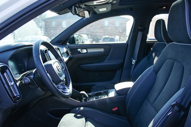 Used 2025 Volvo XC40 B5 Plus image 13