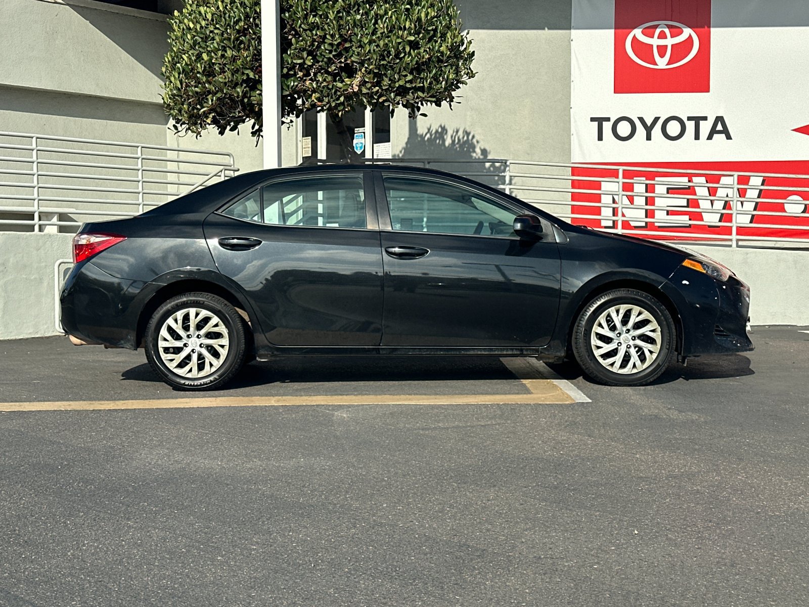 Used 2017 Toyota Corolla LE FWD image 6