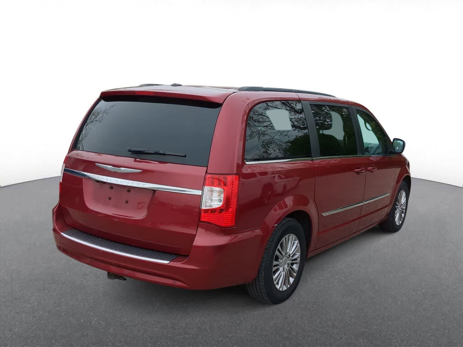 Used 2013 Chrysler Town & Country Touring-L FWD image 8