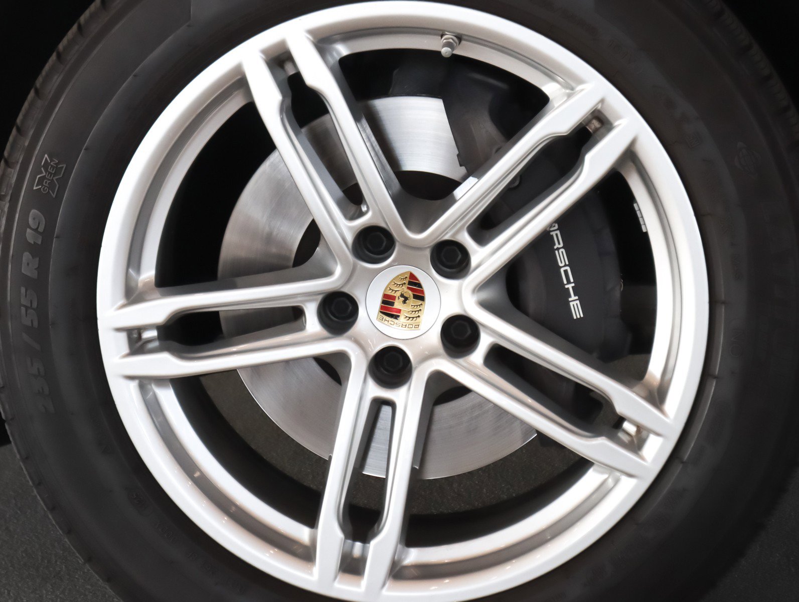 Certified 2025 Porsche Macan image 14