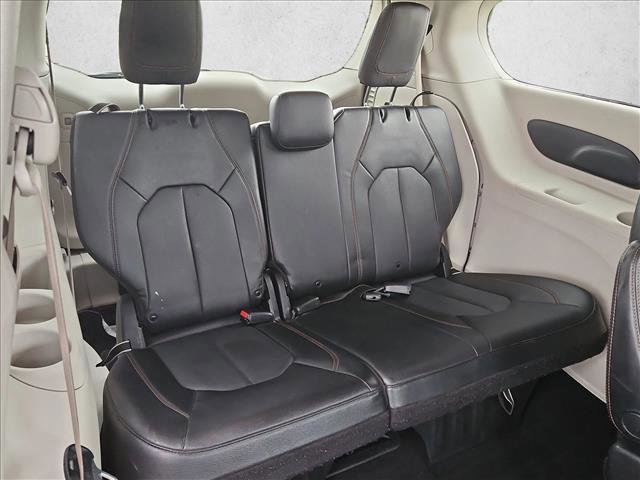 Used 2020 Chrysler Pacifica Touring-L FWD image 18