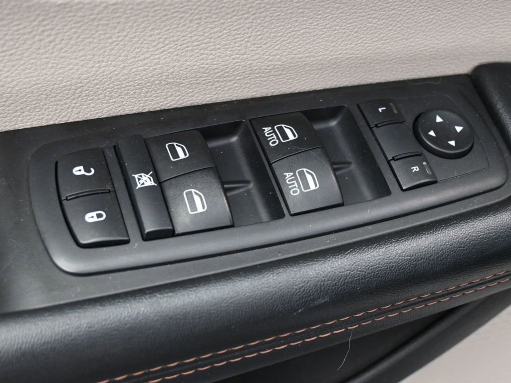 Used 2017 Chrysler Pacifica Touring-L w/ Tire & Wheel Group image 3