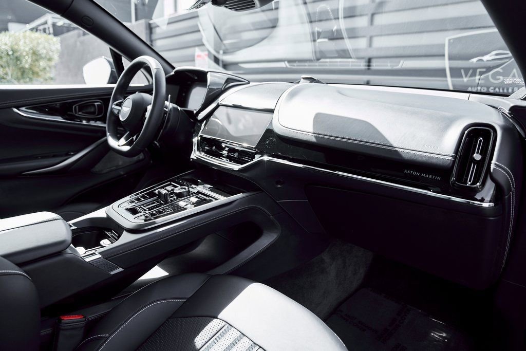 Used 2025 Aston Martin DBX 707 image 39