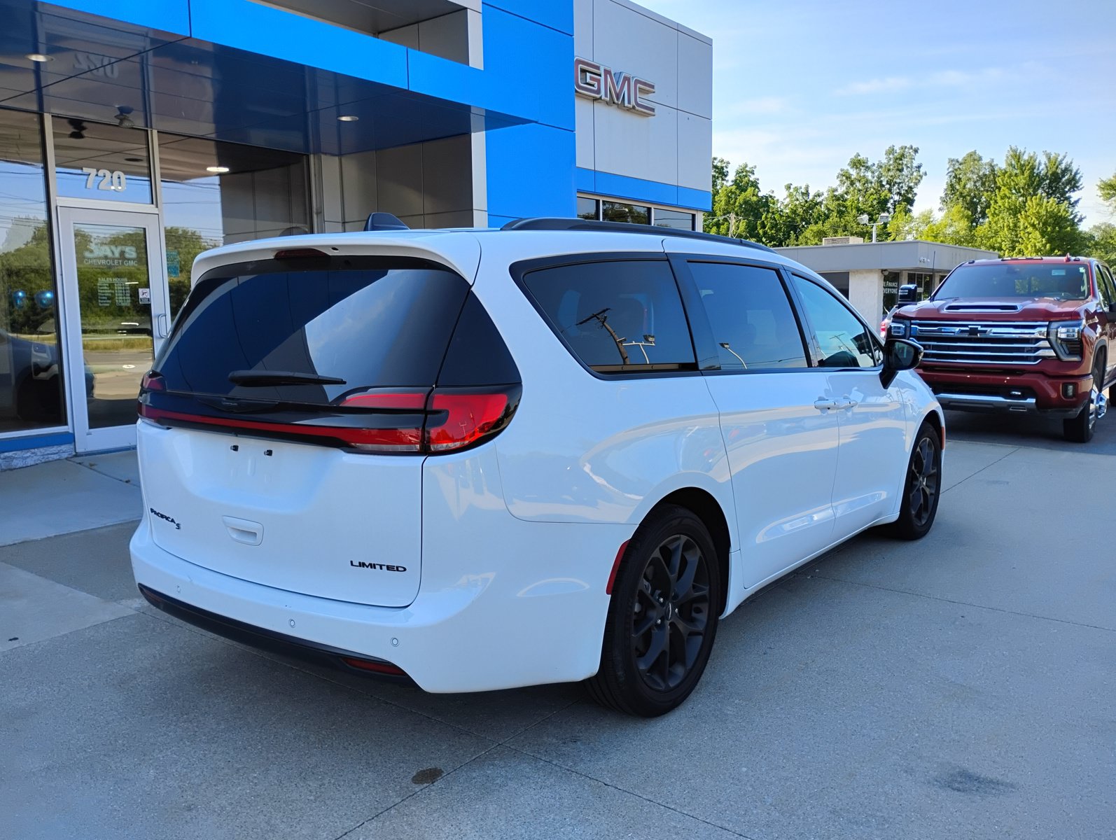 Used 2025 Chrysler Pacifica Limited FWD image 7
