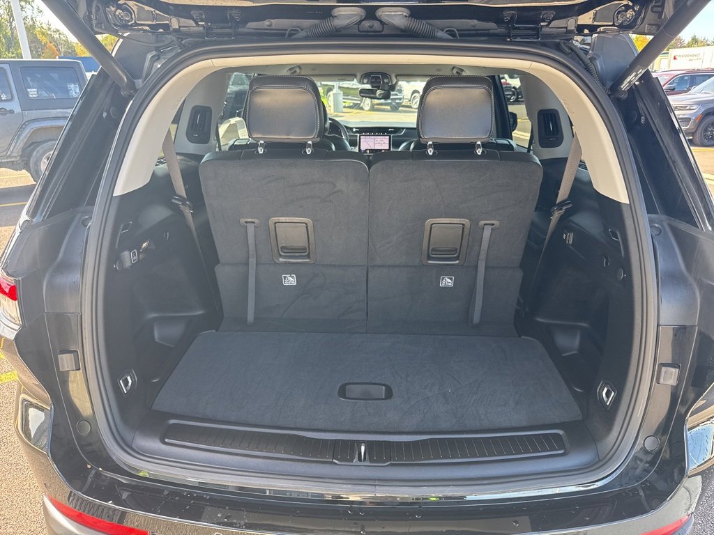 Used 2023 Jeep Grand Cherokee L Limited w/ Black Appearance Package image 17