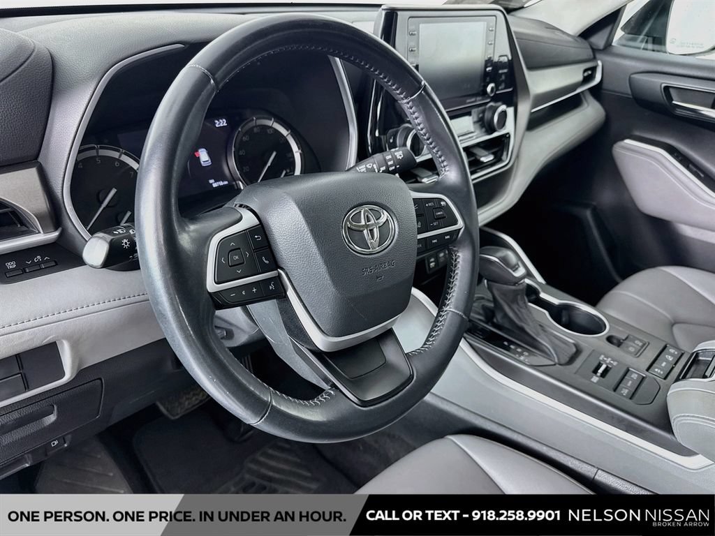 Used 2022 Toyota Highlander XLE AWD/4WD image 9