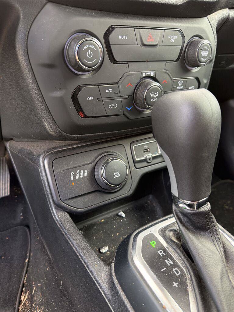 Used 2019 Jeep Renegade Latitude AWD/4WD image 11