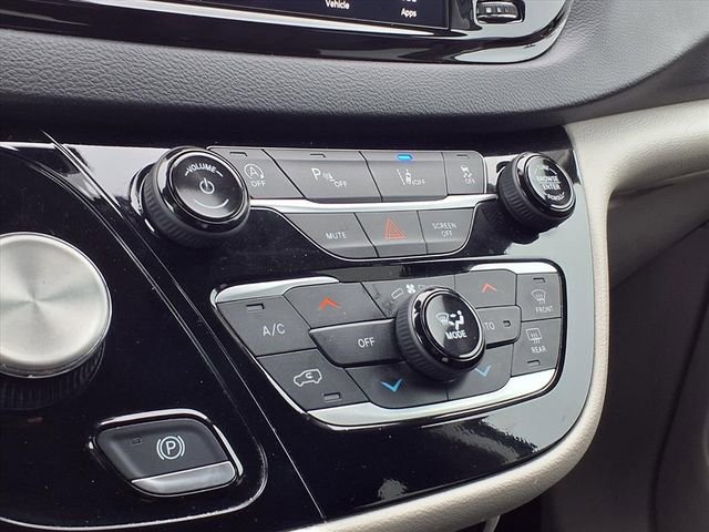 Used 2024 Chrysler Pacifica Touring-L image 13