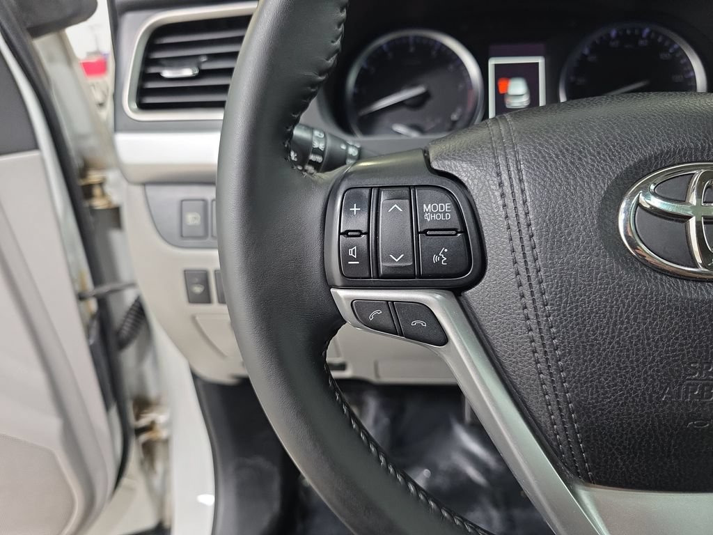 Used 2018 Toyota Highlander XLE w/ Protection Package #3 AWD/4WD image 17