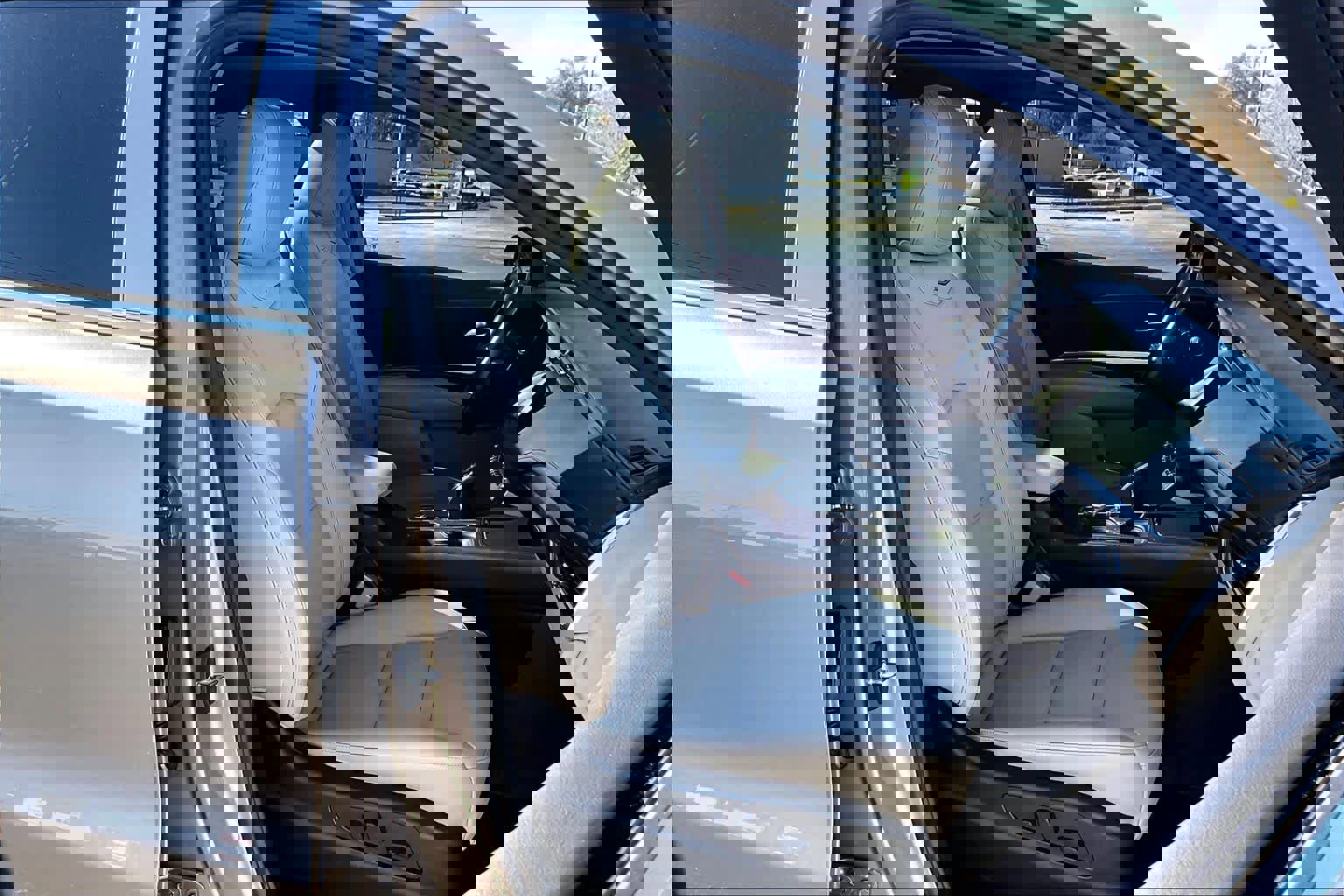 Used 2023 Cadillac XT4 Luxury w/ Cold Weather Package image 9