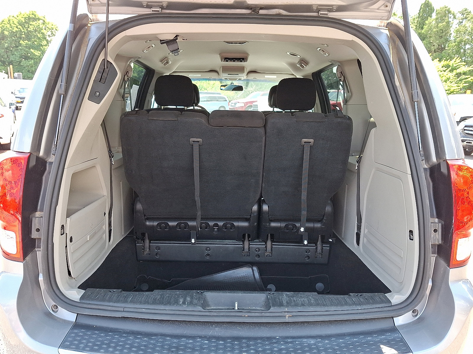 Used 2016 Dodge Grand Caravan SXT image 29