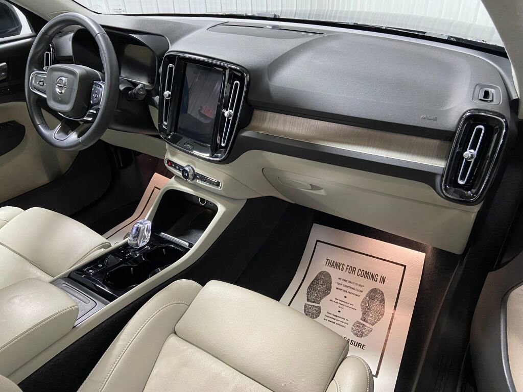 Used 2023 Volvo XC40 B5 Plus image 7
