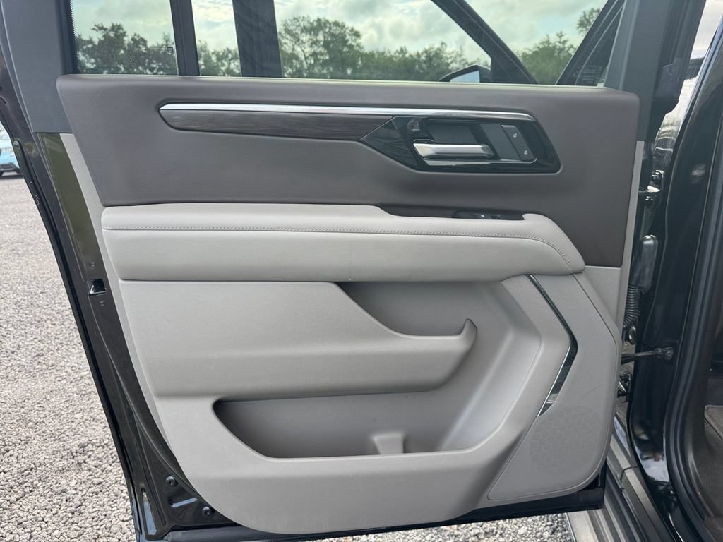 Used 2025 Chevrolet Suburban LT RWD image 33