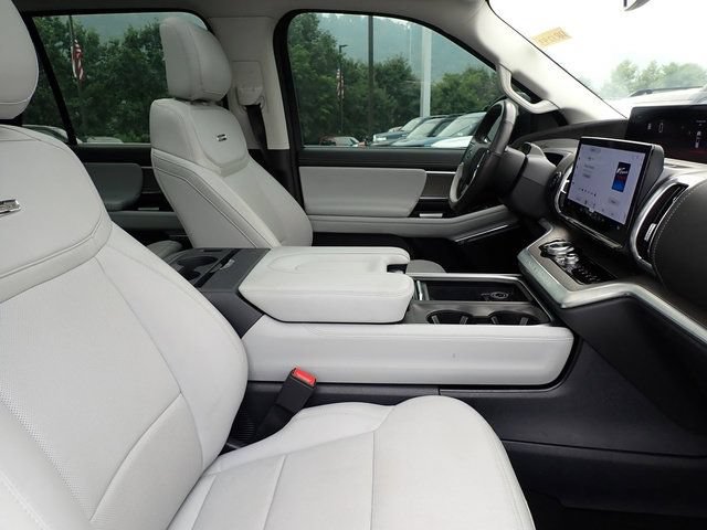 Used 2025 Ford Expedition Platinum w/ Driver's Package AWD/4WD image 10