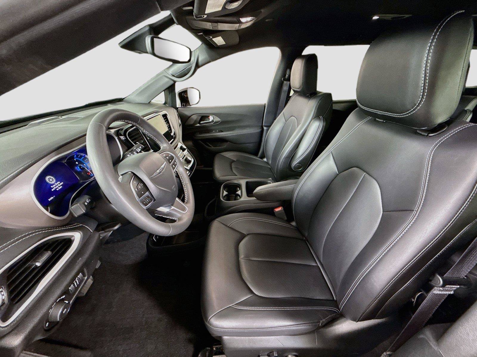 Used 2025 Chrysler Pacifica Select FWD image 14