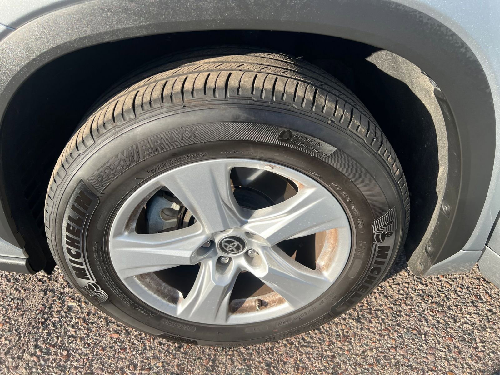 Used 2025 Toyota Highlander LE image 32