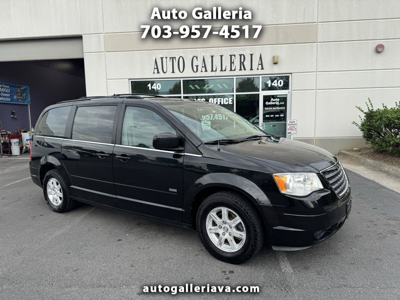Used 2008 Chrysler Town & Country Touring FWD image 1