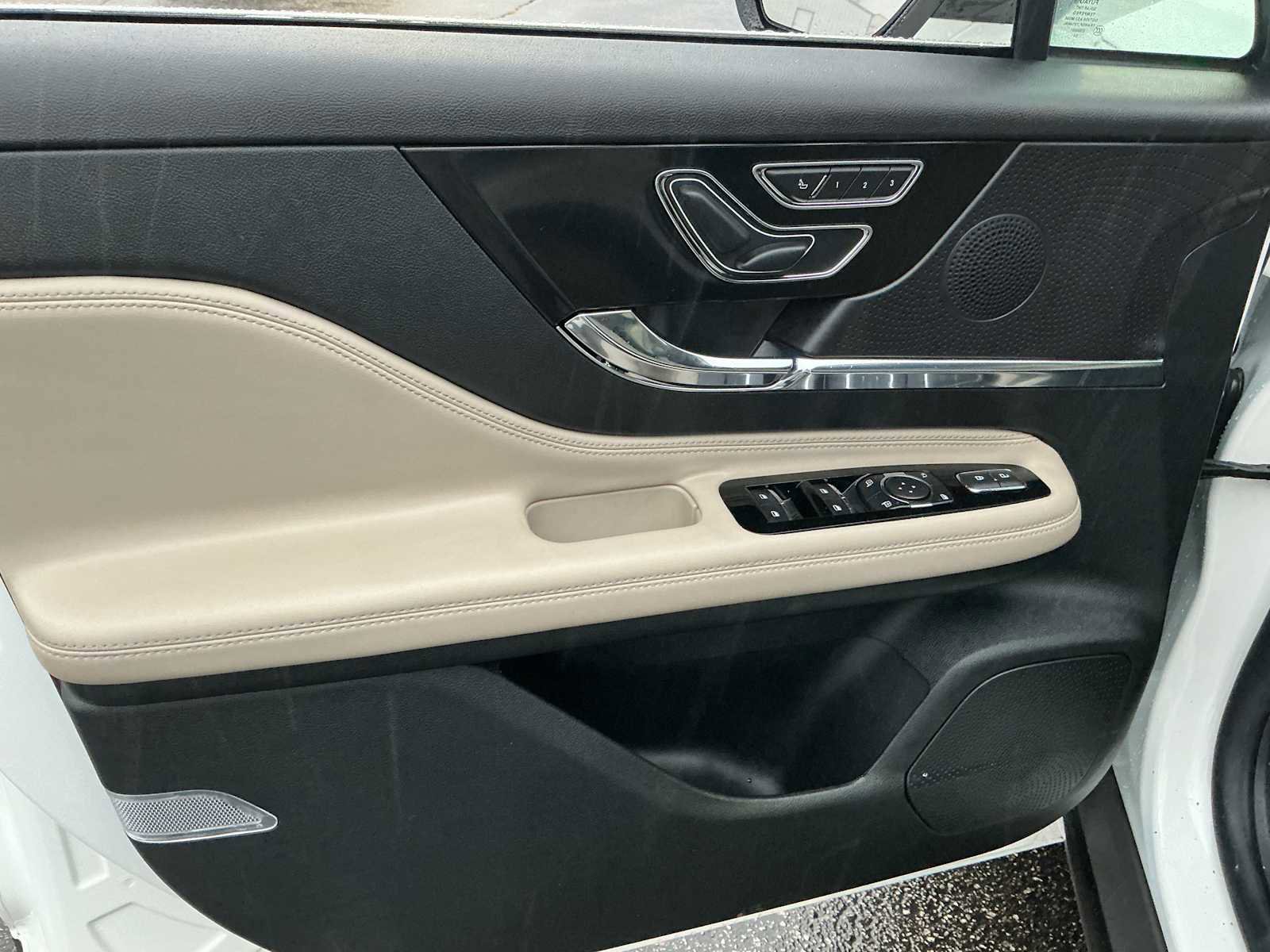 Used 2025 Lincoln Corsair AWD image 20