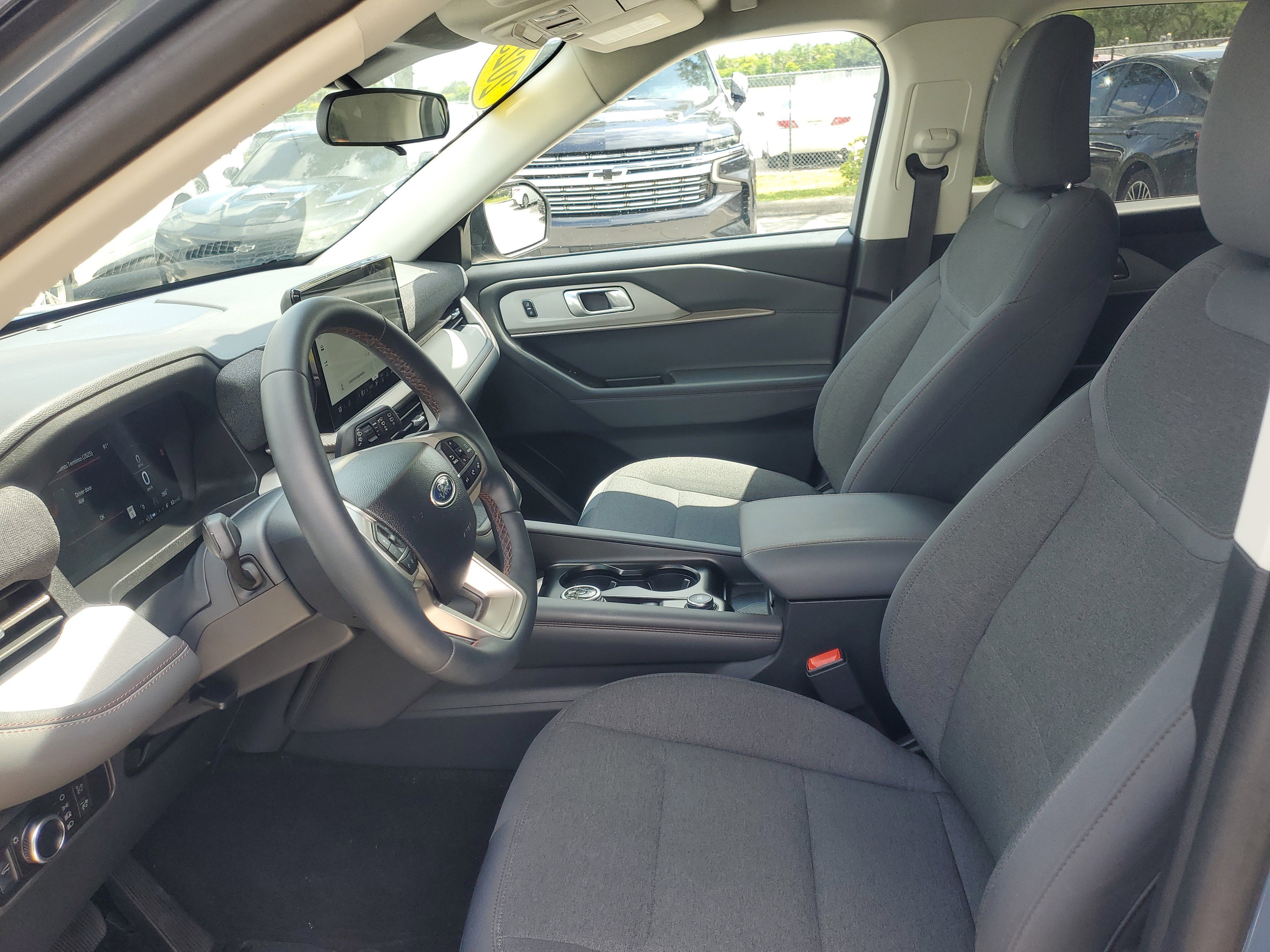 Used 2025 Ford Explorer Active RWD image 17