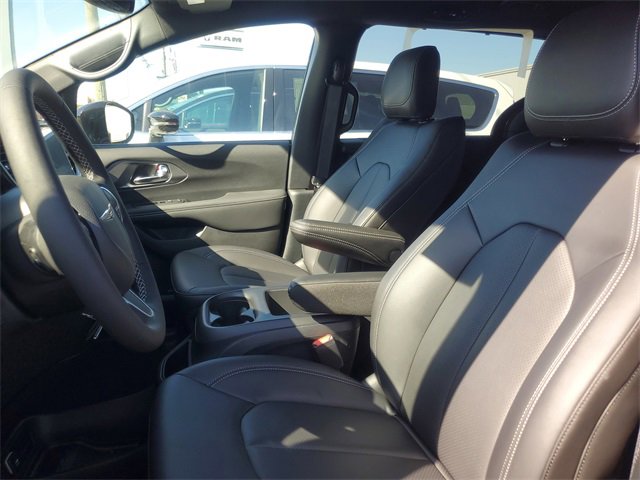 New 2026 Chrysler Pacifica Select image 10