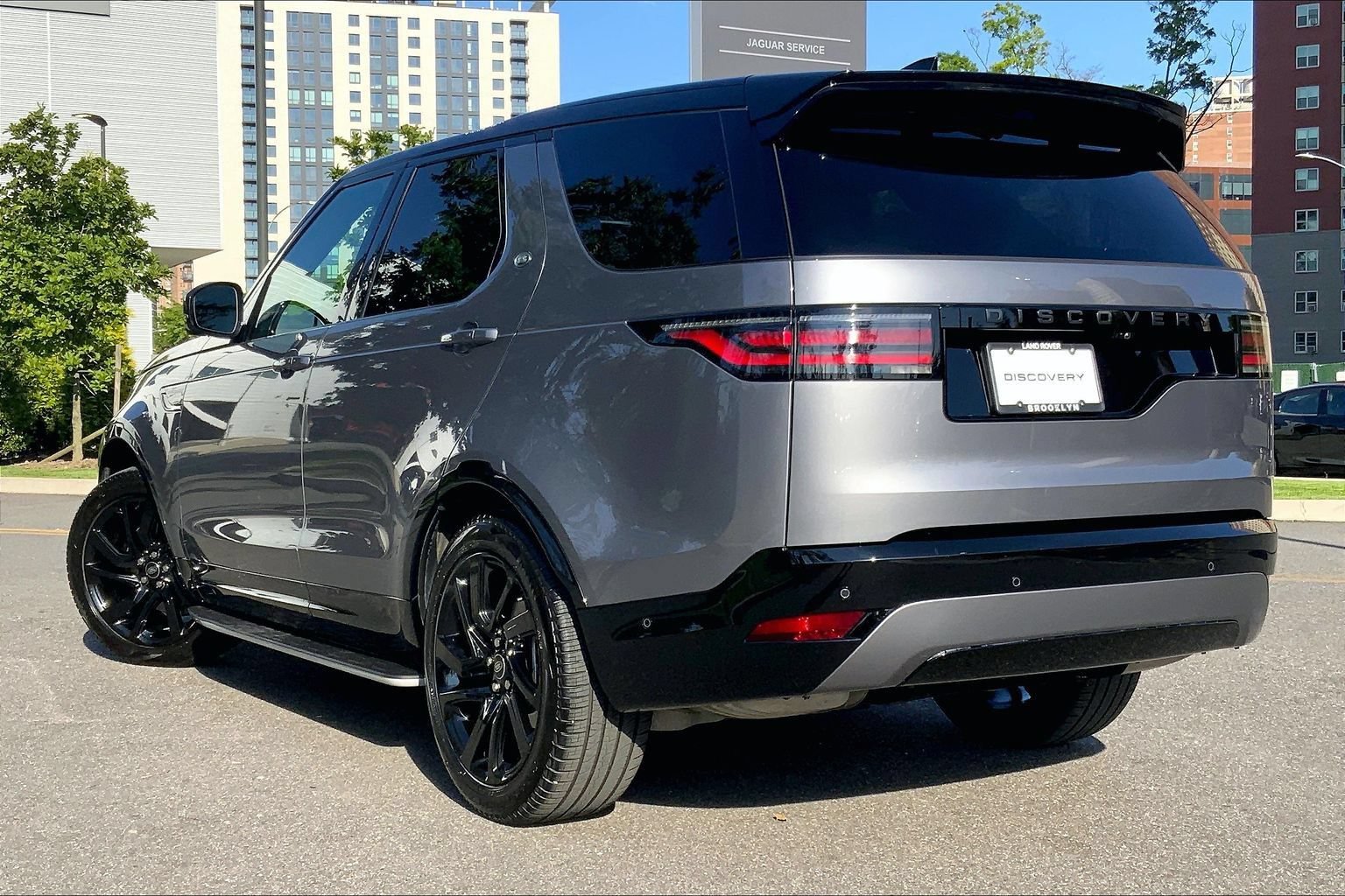 Certified 2025 Land Rover Discovery Dynamic SE AWD/4WD image 11