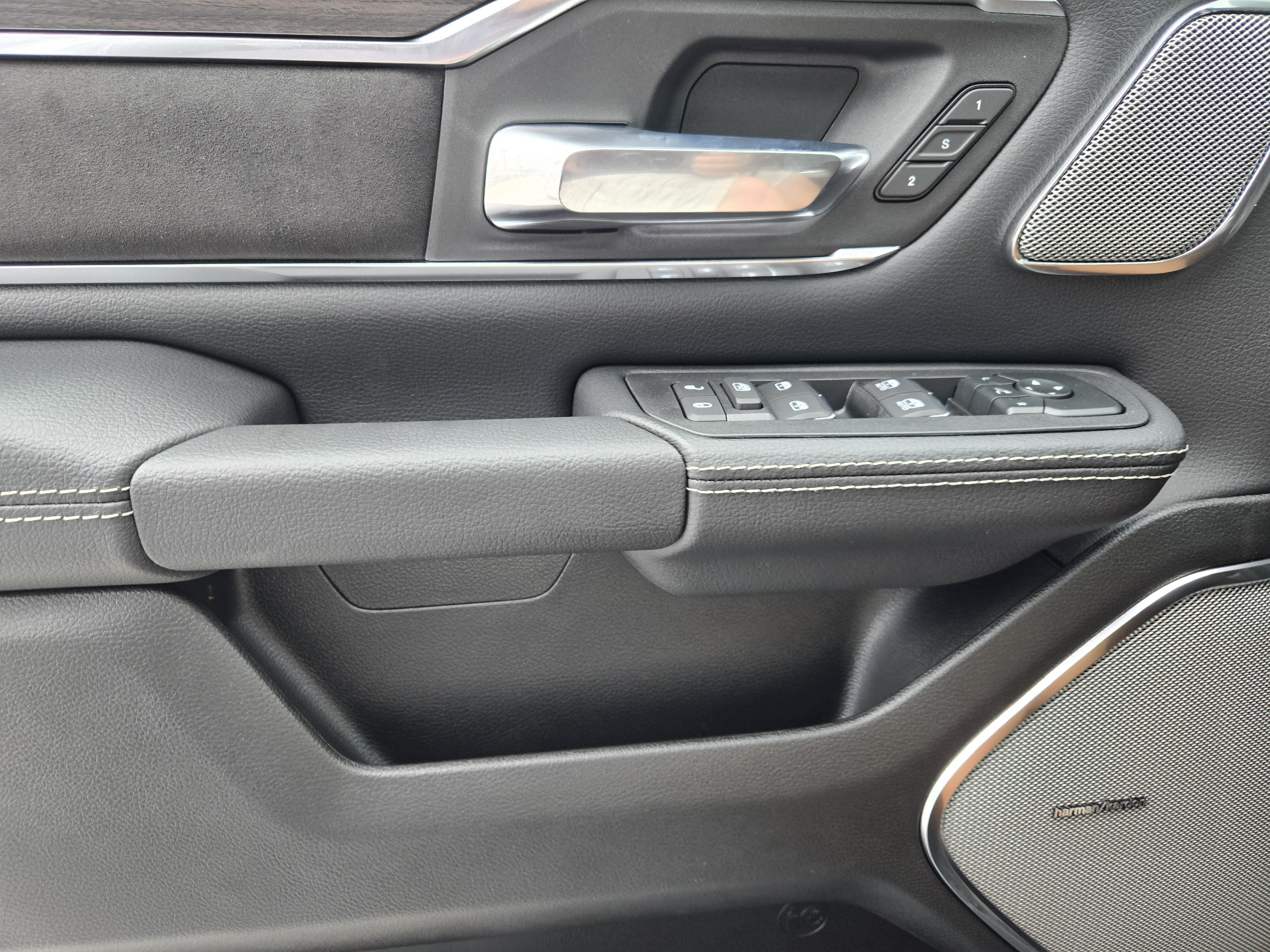 New 2026 RAM 1500 Laramie AWD/4WD image 18