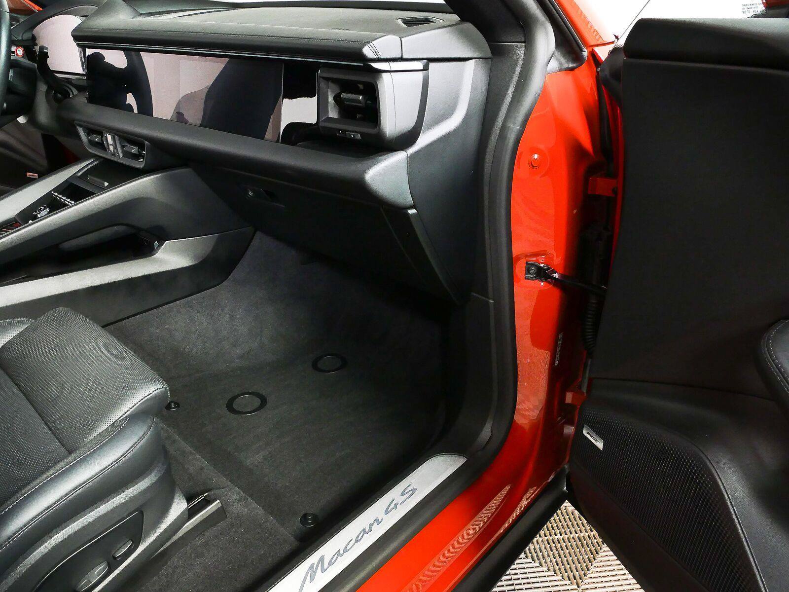 Certified 2025 Porsche Macan 4S Electric AWD/4WD image 25