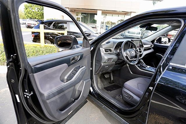 Used 2024 Toyota Highlander LE FWD image 38