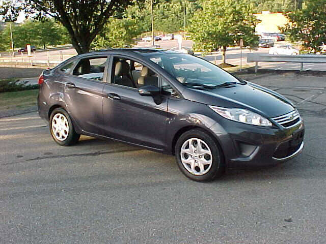 Used 2013 Ford Fiesta SE w/ Super Fuel Economy Pkg image 2