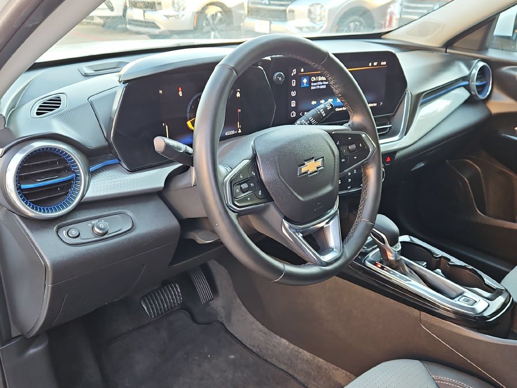 Used 2025 Chevrolet Trax LT w/ LT Convenience Package FWD image 12