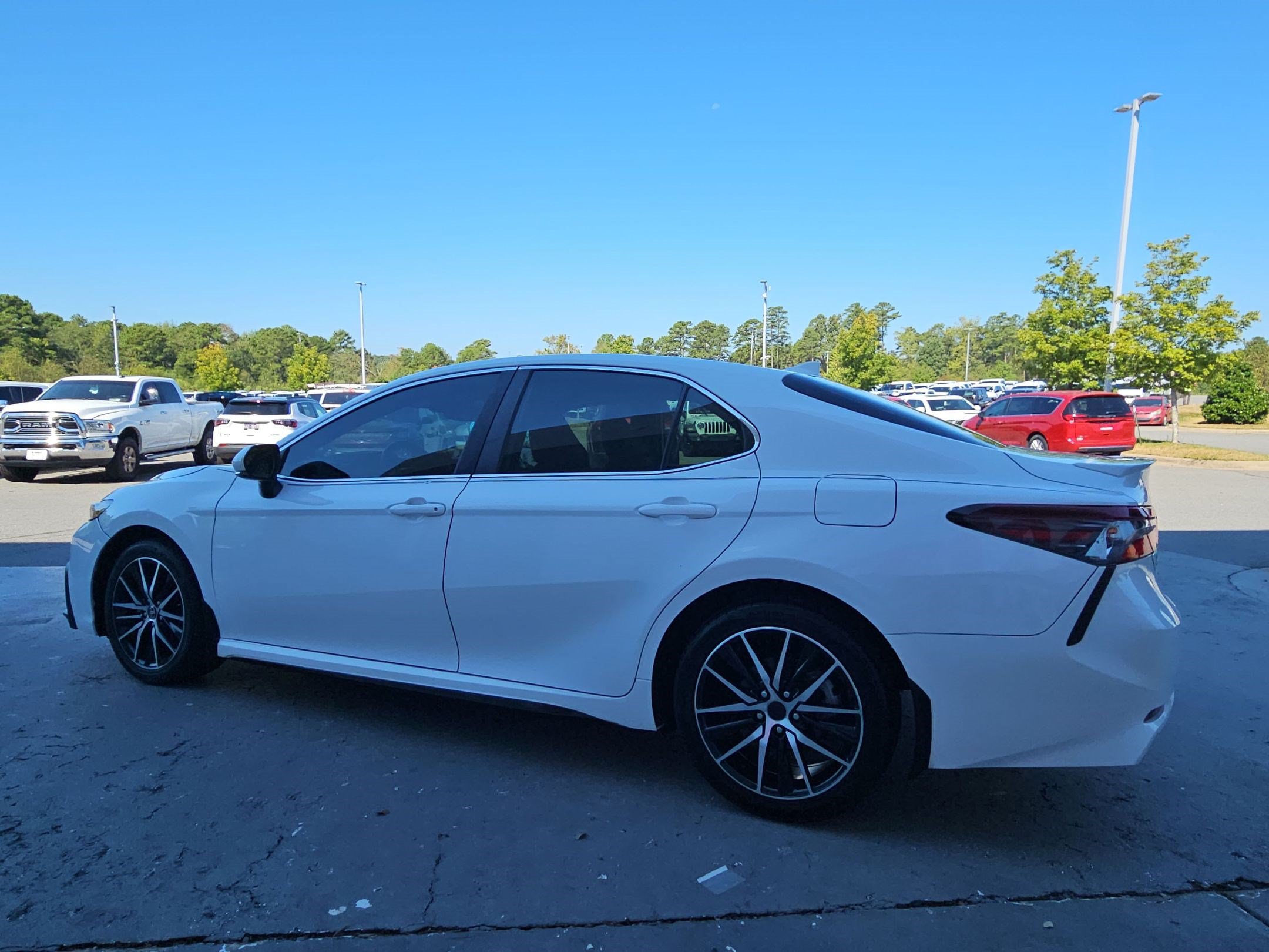Used 2023 Toyota Camry SE w/ Convenience Package FWD image 5