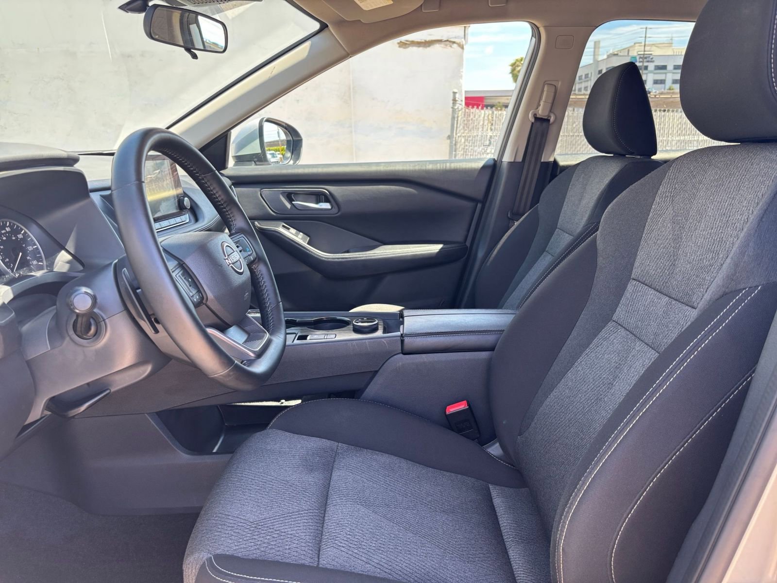 Used 2025 Nissan Rogue SV AWD/4WD image 29