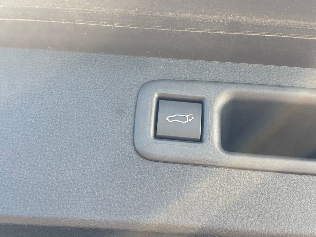 Used 2025 Toyota Highlander Platinum image 32