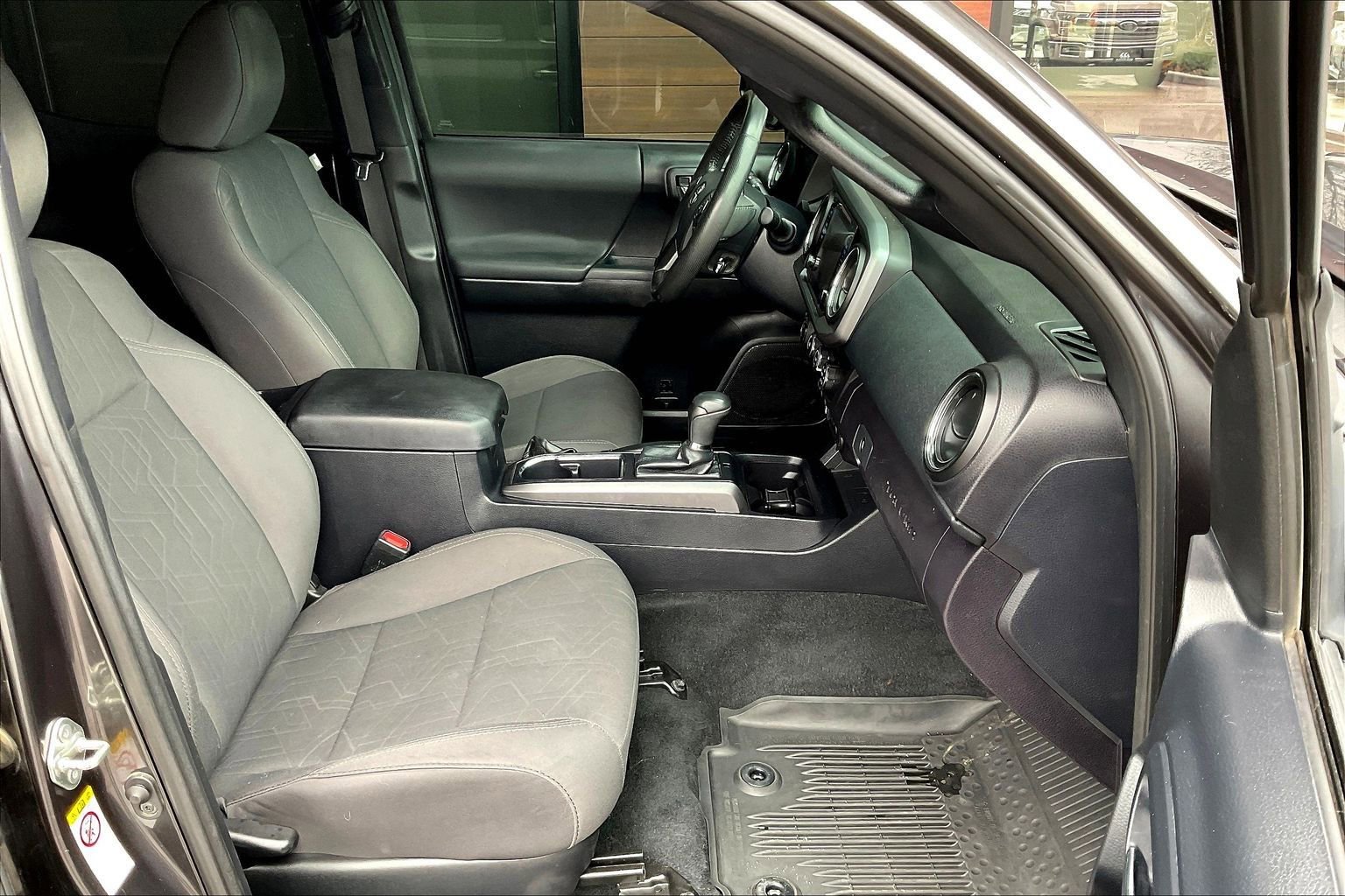 Used 2018 Toyota Tacoma TRD Off-Road w/ Technology Package AWD/4WD image 21