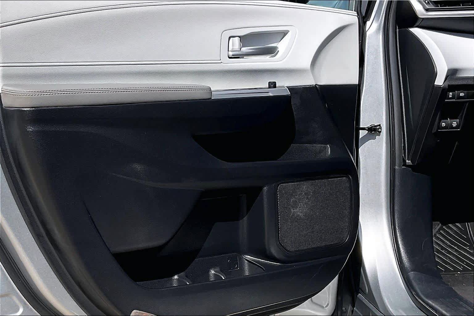 Used 2025 Toyota Sienna XLE FWD image 19