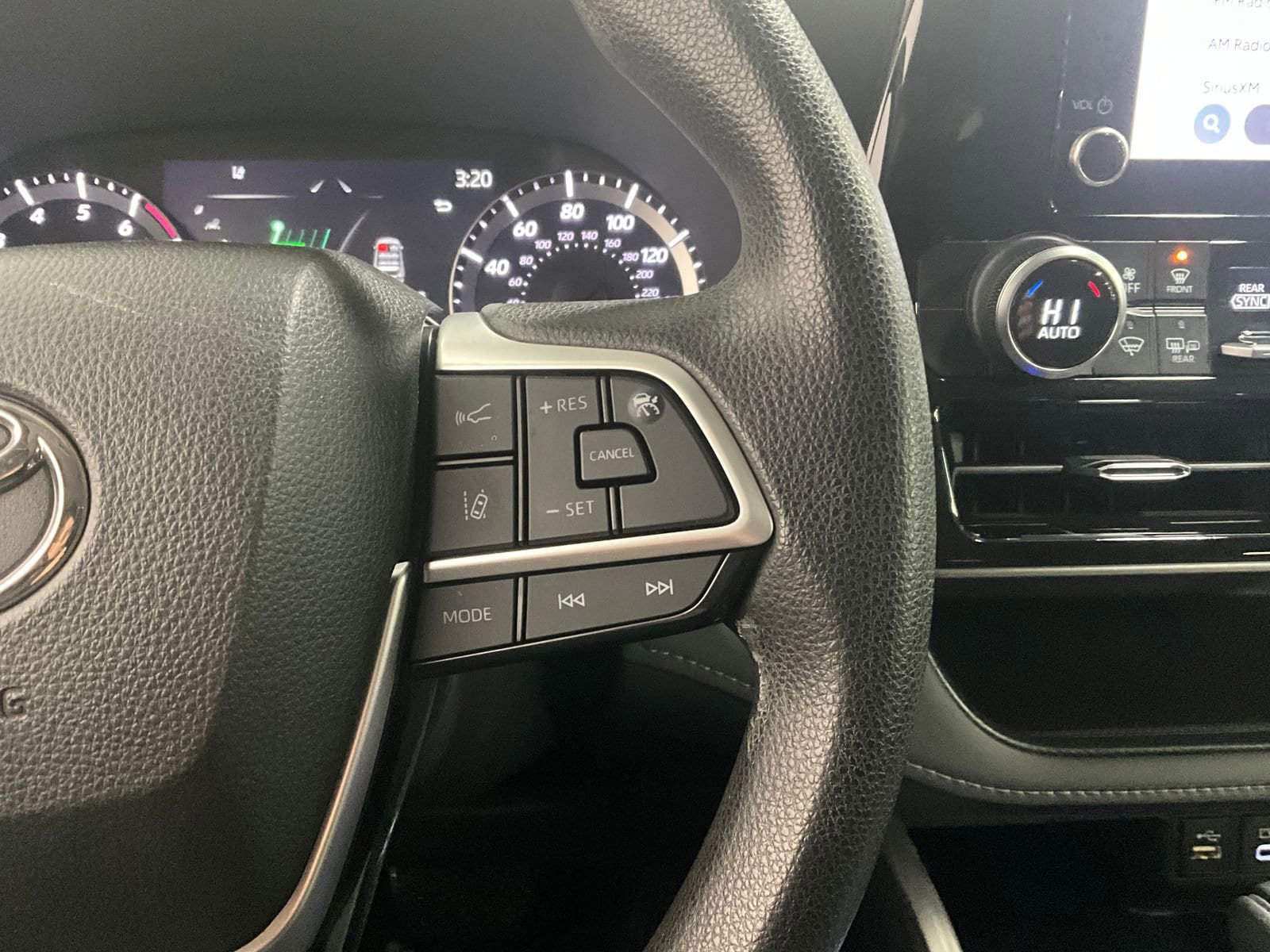 Used 2023 Toyota Highlander L image 17