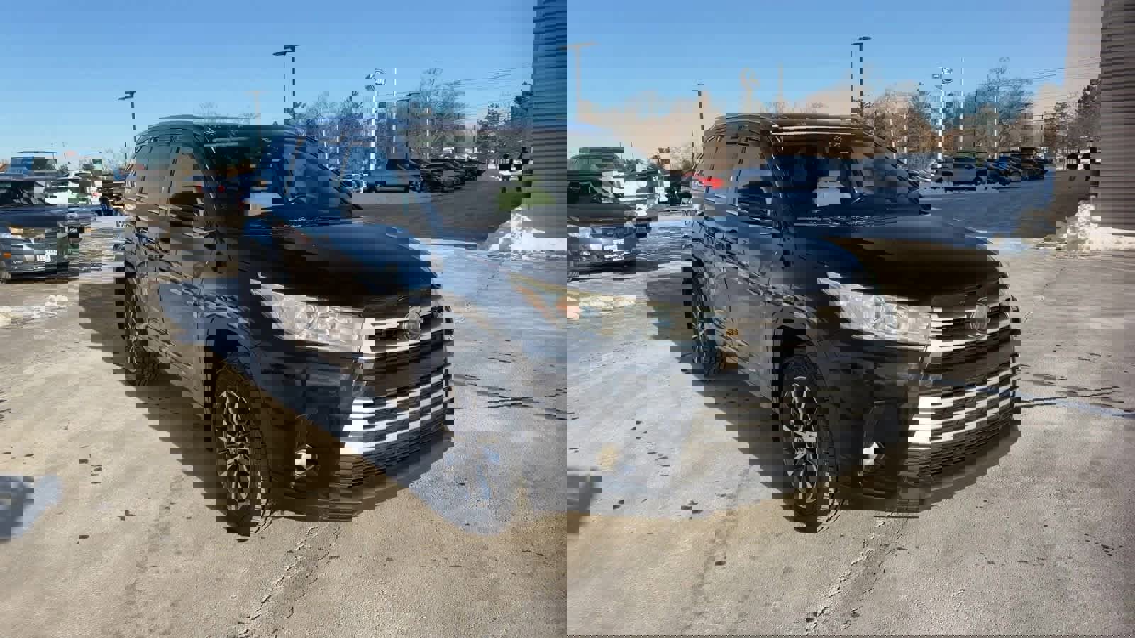 Used 2017 Toyota Highlander XLE image 2