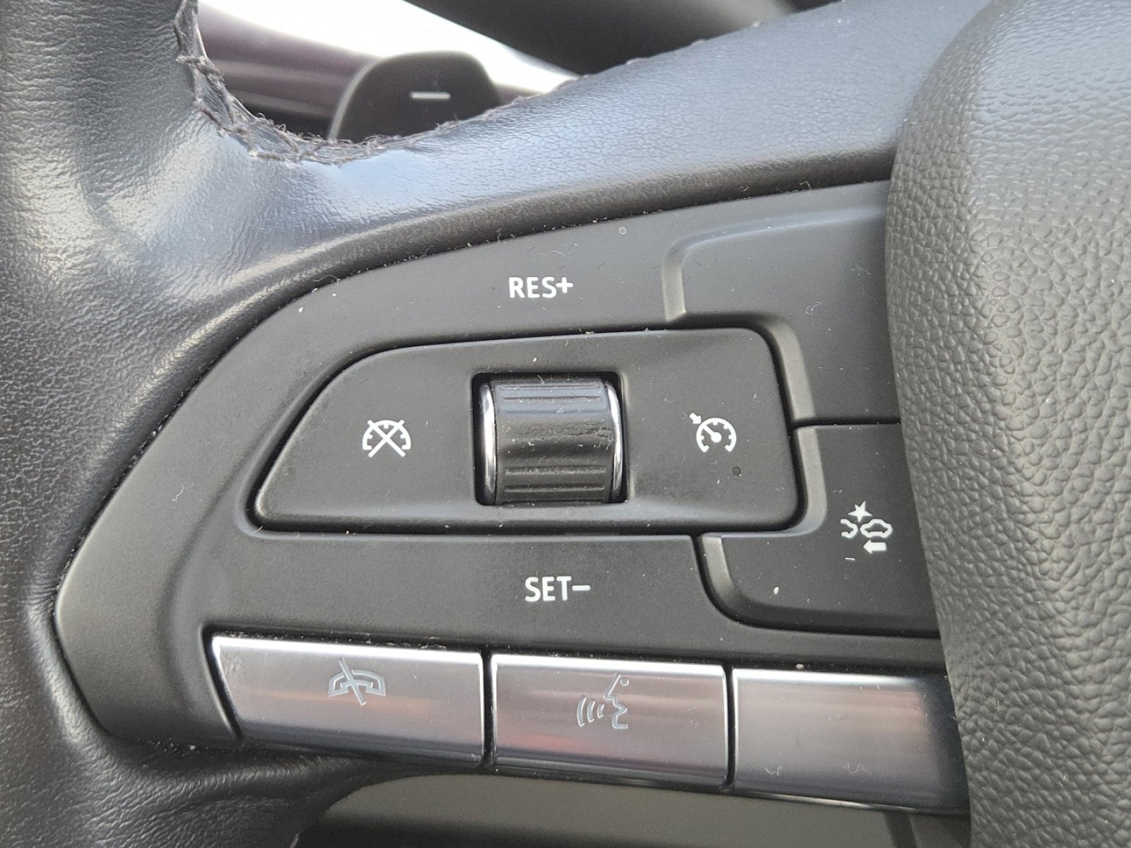 Used 2022 Cadillac XT4 Luxury w/ Cold Weather Package image 4