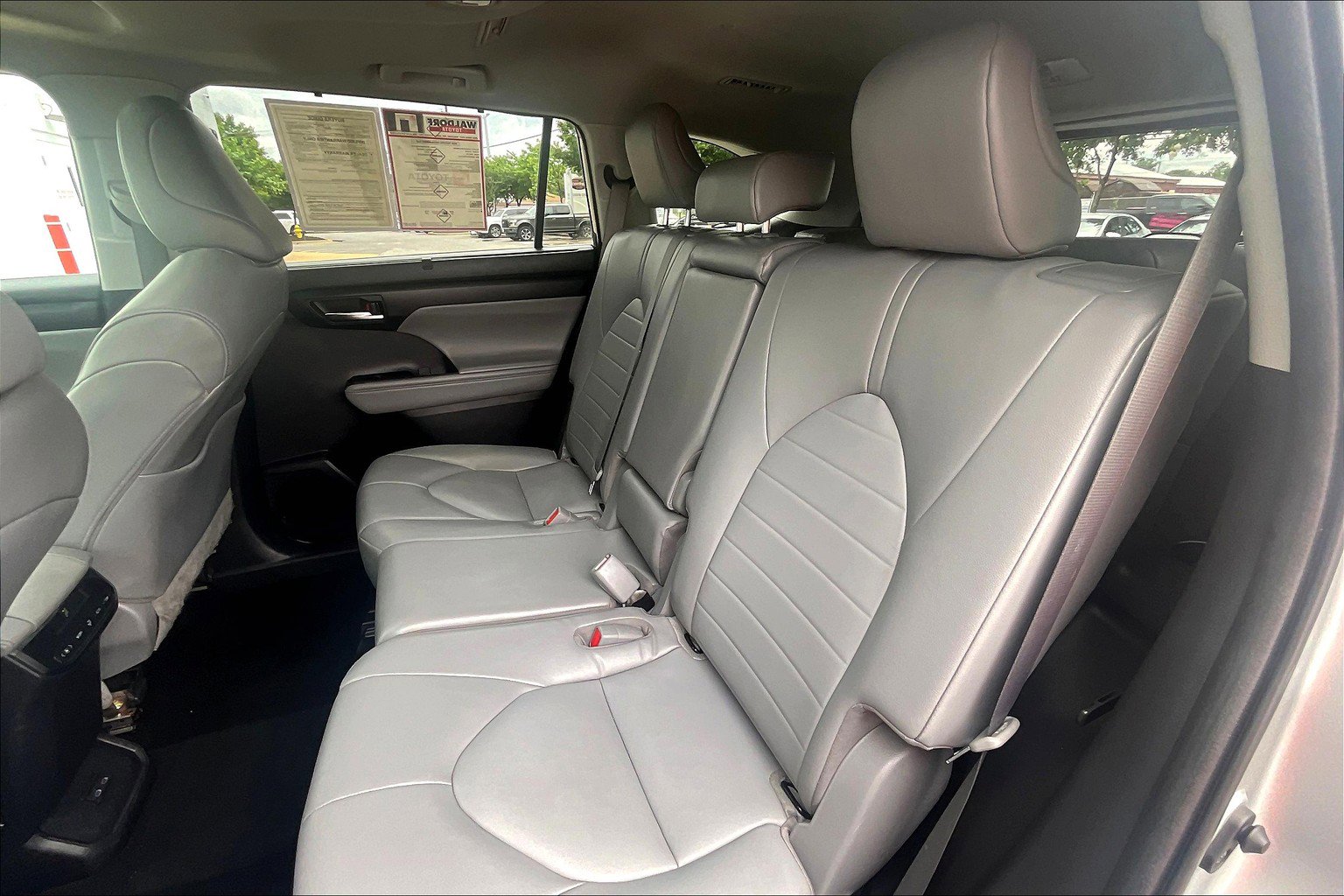 Used 2022 Toyota Highlander XLE AWD/4WD image 31